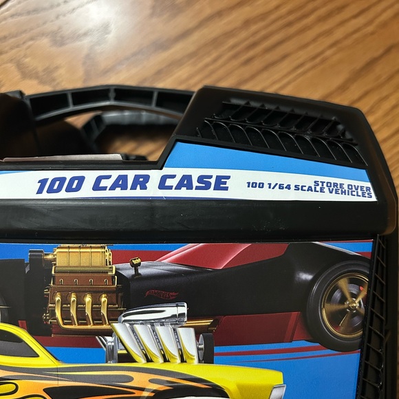 Hot Wheels Car Case Holds 100 Cars NEW
Has pull up handle - Picture 2 of 8